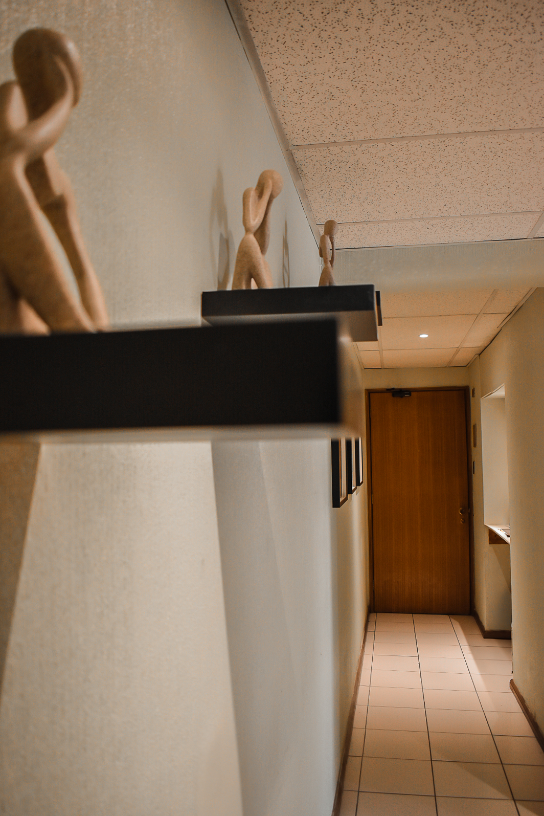 Sala de terapia con dos sillones y una mesa.